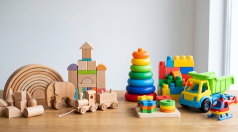 Holzspielzeug und Plastikspielzeug im direkten Vergleich